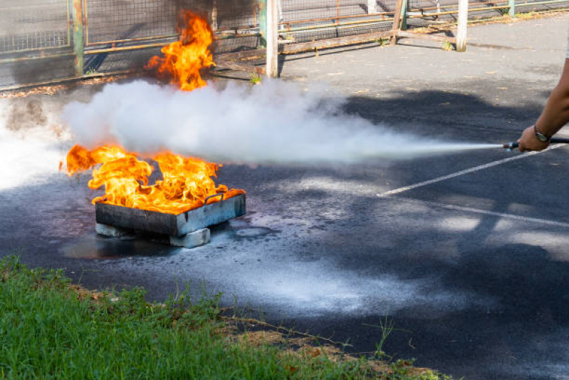 Treinamento de Incêndio nas Empresas Preços Poá - Treinamento Combate a Incêndio com Extintores